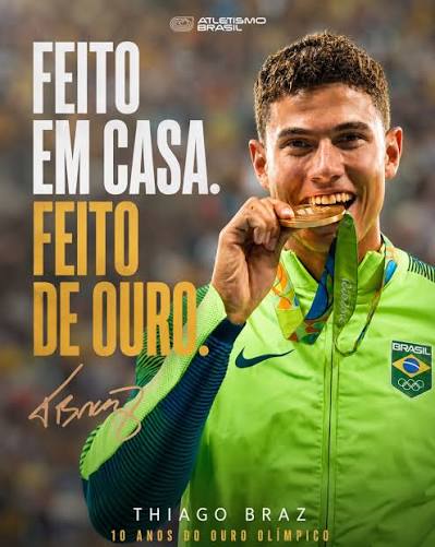 Thiago Braz mordendo a medalha de ouro olímpica com o uniforme do Brasil